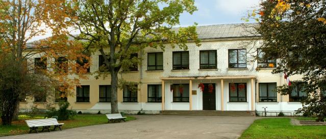 Skolas ēka
